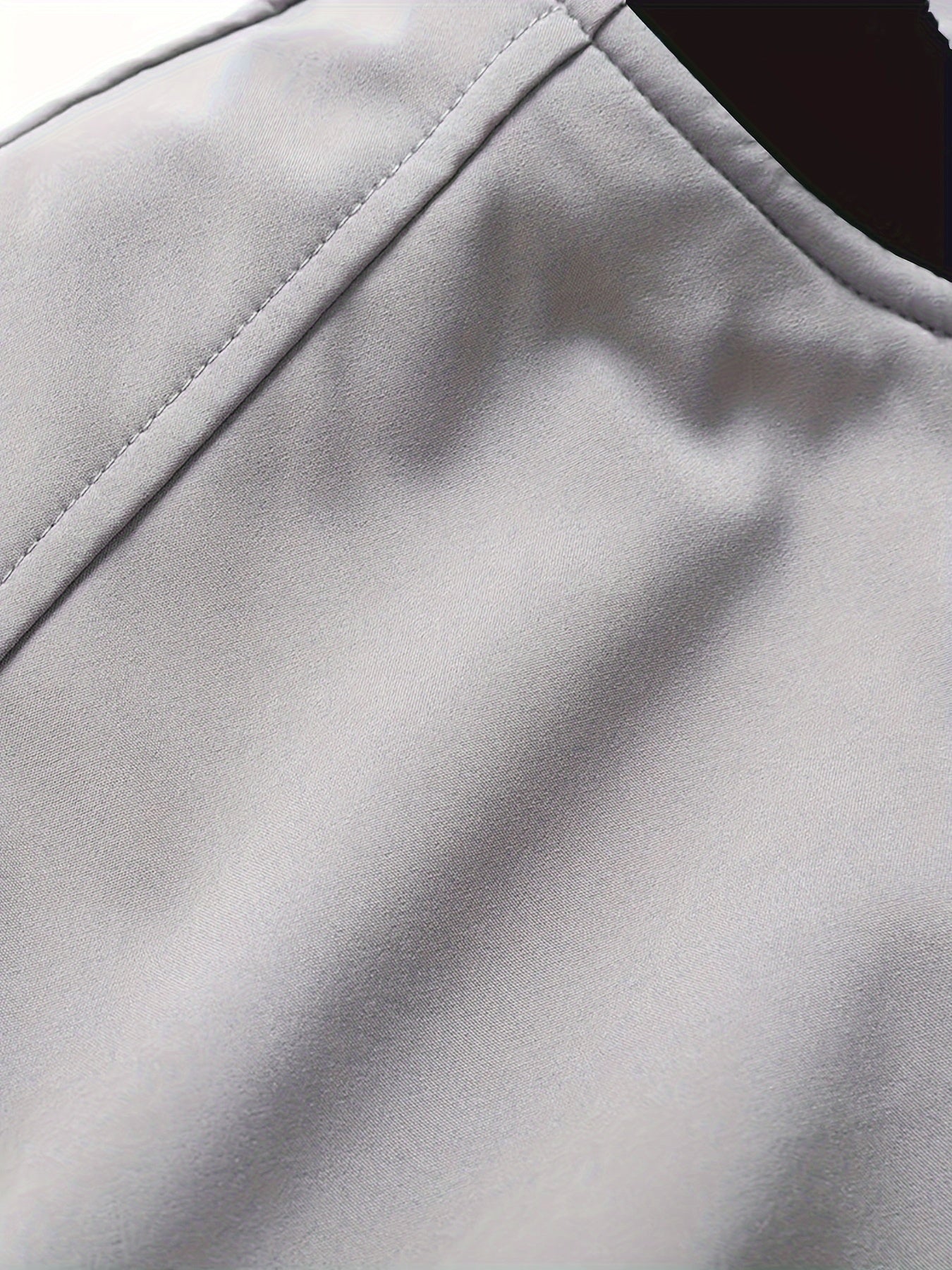 Տղամարդու նորաձև սև սպորտային առօրյա բաճկոն՝ թեթև բոմբեր՝ կայծակաճարմանդ գրպաններով, առջևի կայծակաճարմանդով և երիզավոր թևքերով։ Հիանալի է բացօթյա գործունեության, վազքի և առօրյա հագուստի համար։