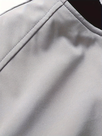 Տղամարդու նորաձև սև սպորտային առօրյա բաճկոն՝ թեթև բոմբեր՝ կայծակաճարմանդ գրպաններով, առջևի կայծակաճարմանդով և երիզավոր թևքերով։ Հիանալի է բացօթյա գործունեության, վազքի և առօրյա հագուստի համար։