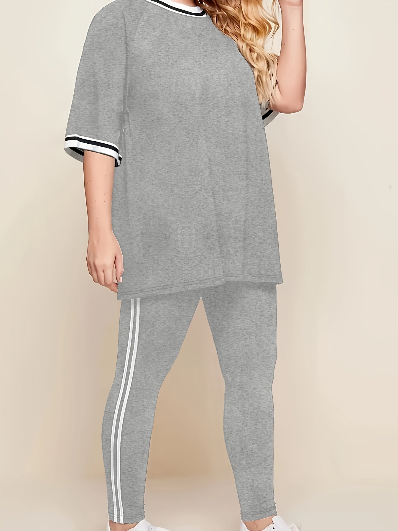 Կանացի մեծ չափսի առօրյա հանգստի հավաքածու - մոխրագույն և սպիտակ գծավոր մեծ չափսի մարզաշապիկ համապատասխան մարզաշապիկով, հարմարավետ բոլոր եղանակների տնային հագուստ, մարզաշապիկներ կանանց համար