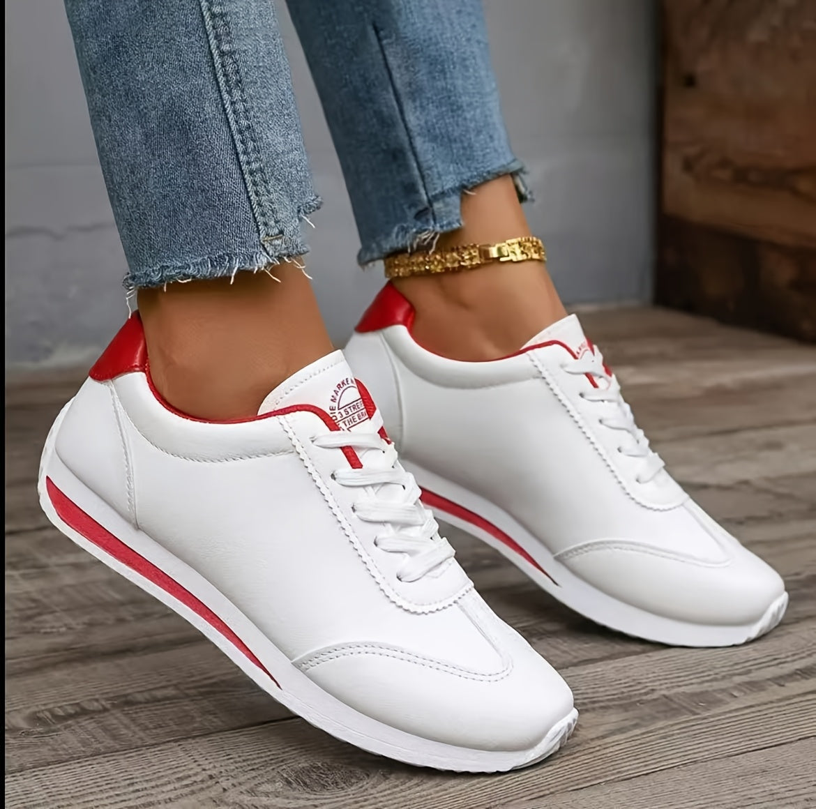 Կանացի դասական սպիտակ ցածրակրունկ սպորտային կոշիկներ - թեթև, հարմարավետ, կապերով, դիմացկուն ռետինե ներբանով և շնչող գործվածքային երեսպատմամբ, PU սինթետիկ արտաքին ծածկույթով, բոլոր եղանակների համար նախատեսված բազմակողմանի ամենօրյա կոշիկներ, նրբագեղ դիզայն: