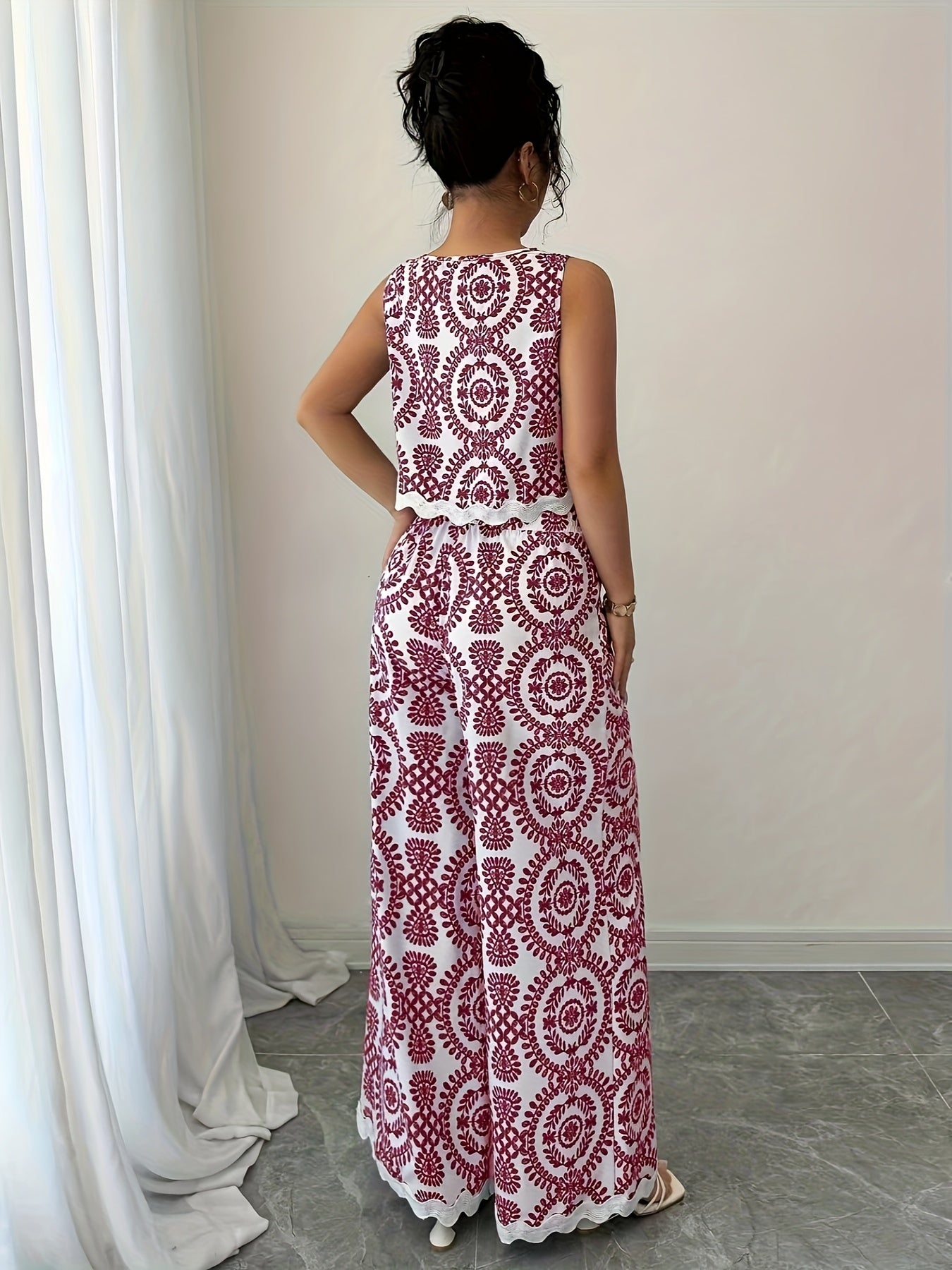 2 հատ կանացի բուսական նախշերով կլոր վզնոցով անթև վերնաշապիկի և տաբատի հավաքածու