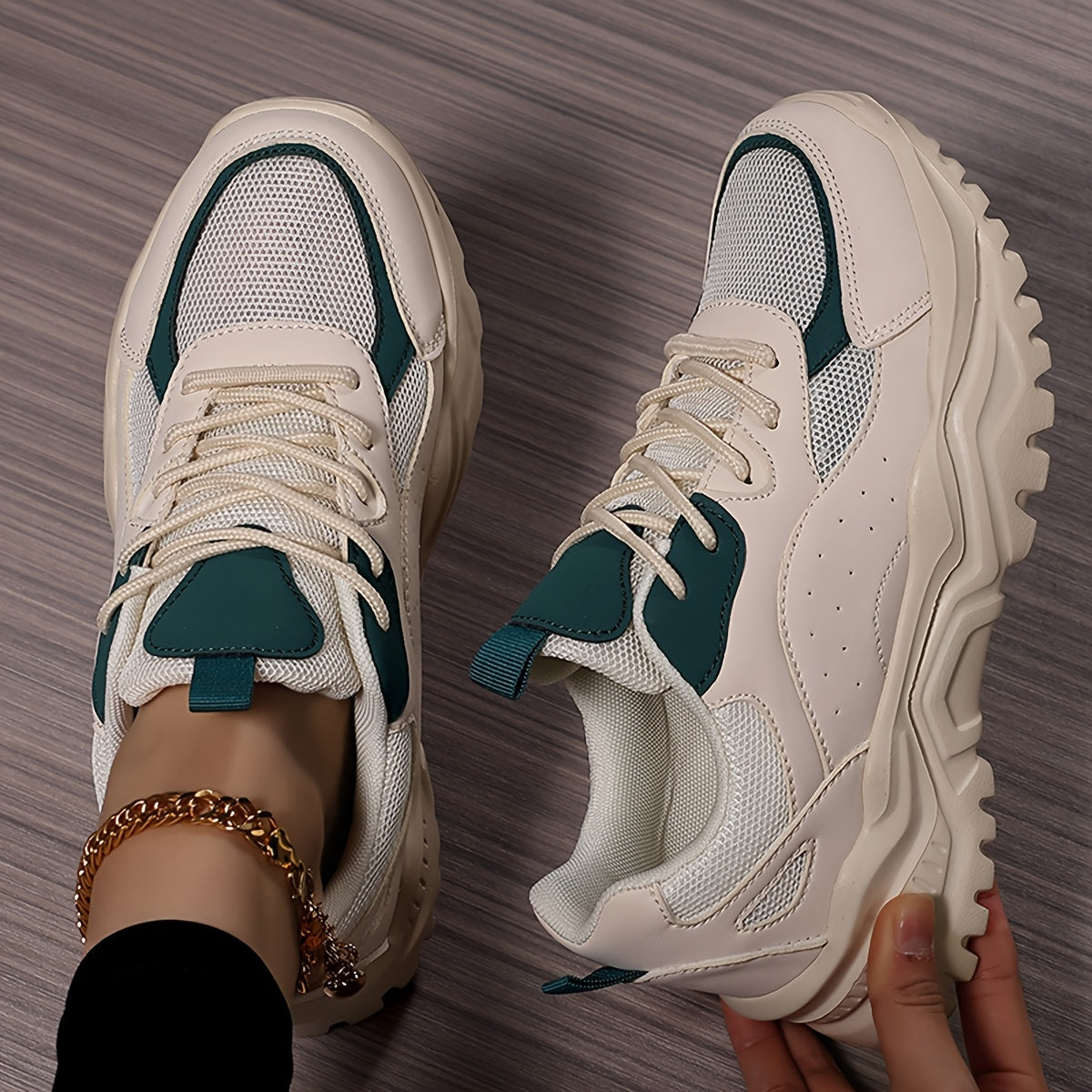 Կանացի թեթև, հաստ սպորտային կոշիկներ՝ բազմակողմանի կորեական ոճի հայրիկի կոշիկներ՝ հաստ ներբանով, շնչող ցանցկեն վերին մասով, առօրյա, կապիչով սպորտային կոշիկներ՝ սպիտակ, կանաչ/սպիտակ և սև/վարդագույն գույներով։