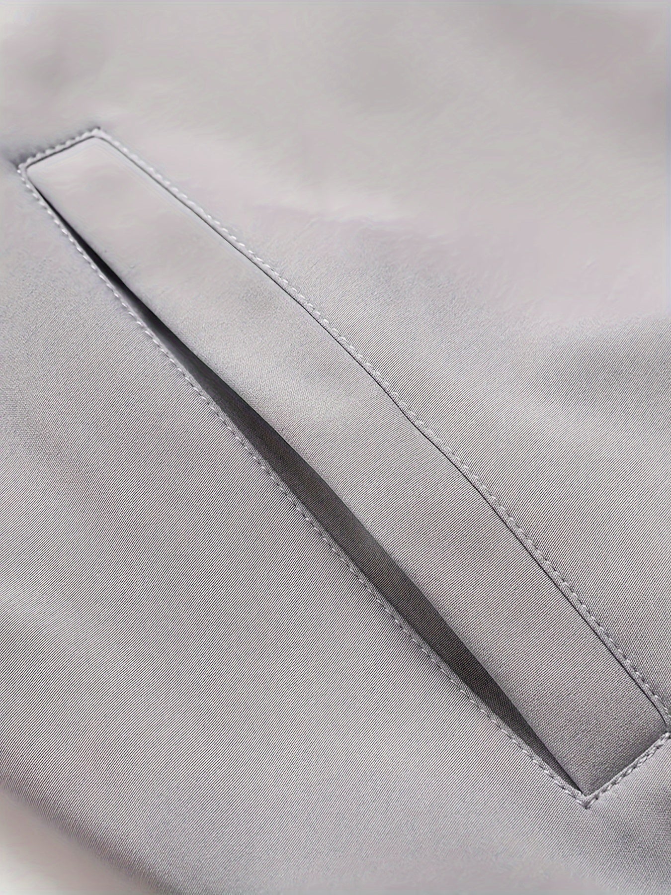 Տղամարդու նորաձև սև սպորտային առօրյա բաճկոն՝ թեթև բոմբեր՝ կայծակաճարմանդ գրպաններով, առջևի կայծակաճարմանդով և երիզավոր թևքերով։ Հիանալի է բացօթյա գործունեության, վազքի և առօրյա հագուստի համար։