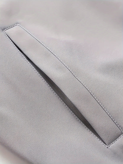 Տղամարդու նորաձև սև սպորտային առօրյա բաճկոն՝ թեթև բոմբեր՝ կայծակաճարմանդ գրպաններով, առջևի կայծակաճարմանդով և երիզավոր թևքերով։ Հիանալի է բացօթյա գործունեության, վազքի և առօրյա հագուստի համար։