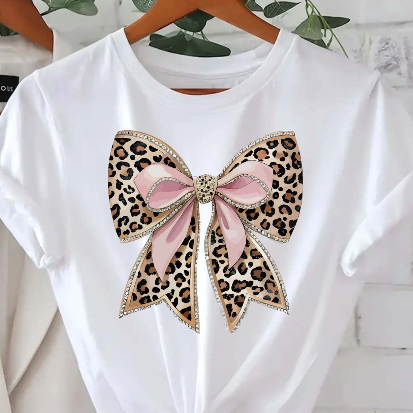 Կանացի ընձառյուծի նախշերով ժապավենաձև շապիկ, կարճ թևքերով, կլոր վզնոցով, ամենօրյա վերնաշապիկ՝ գարնանային և ամառվա համար, նորաձև վարդագույն գրաֆիկական շապիկ՝ ոսկեգույն զարդարանքներով, կանացի շապիկներ