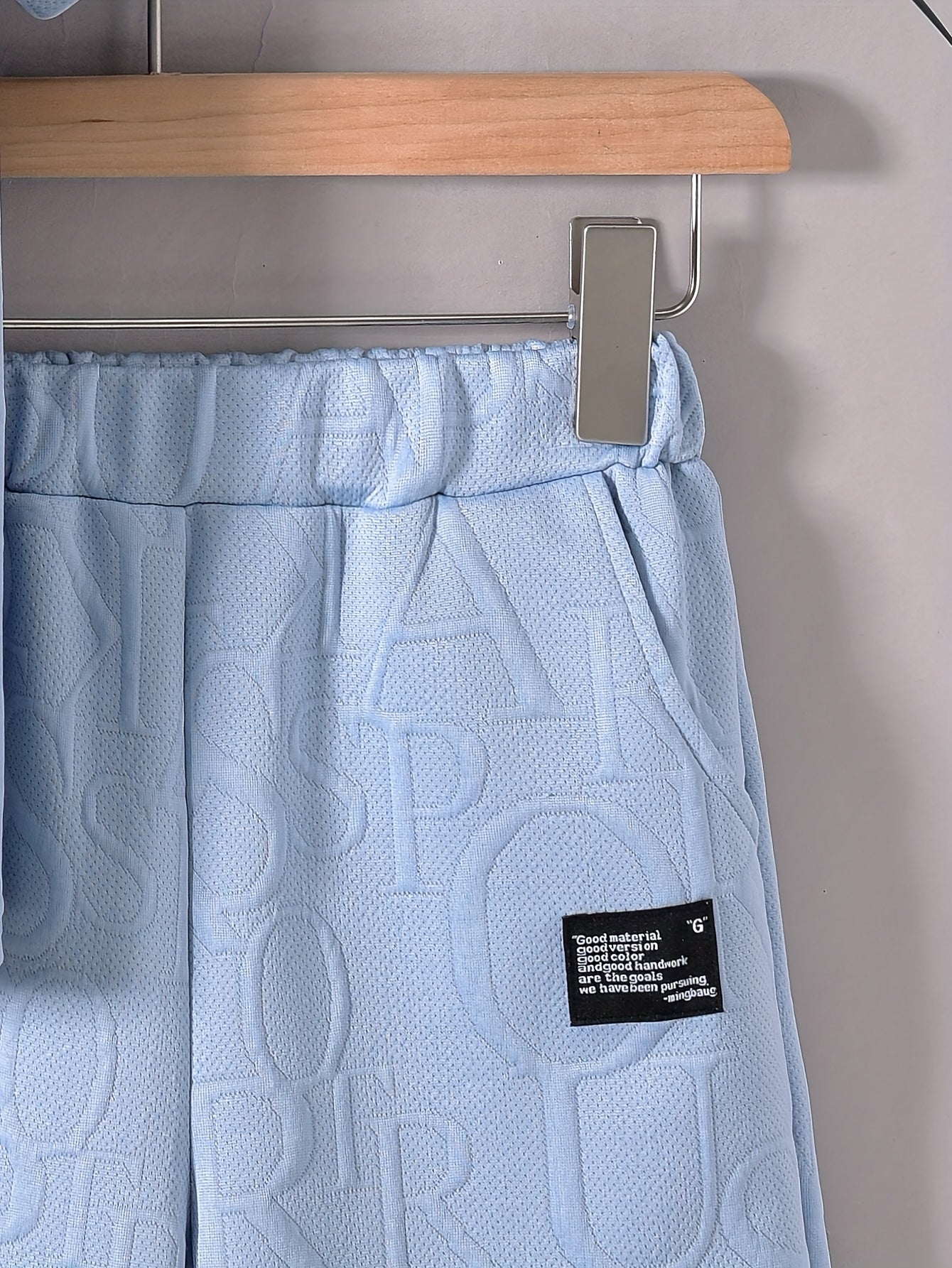 Տղաների համար նախատեսված ոճային սպիտակ կարճ թևքով մարզաշապիկ + առօրյա շորտեր + նորաձև կրծկալով պայուսակի հավաքածու, իդեալական է բացօթյա օգտագործման համար