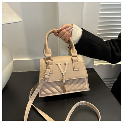 Նորաձև շղթայական պայուսակներ կանանց համար, գարուն-ամառ 2024 թվականի նոր հավաքածու, բարձրակարգ ռելիեֆային դիզայնով, հարմար է ուսերին, ձեռքին և խաչաձև կրելու համար, ոճային ծոպավոր կախազարդերով։