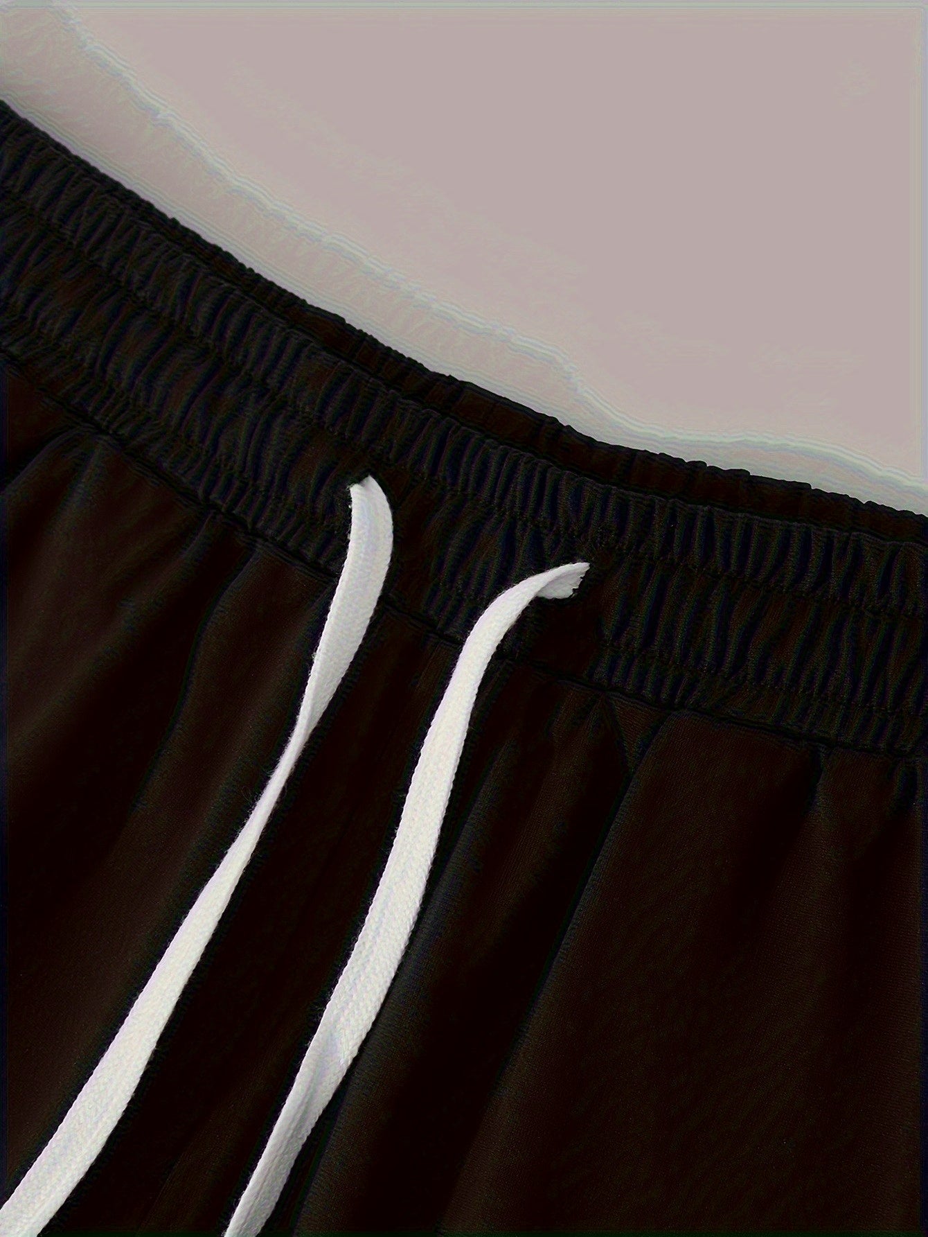 Տղամարդկանց ամառային առօրյա սպորտային երկու մասից բաղկացած հավաքածու՝ LADA տառերով նախշերով շապիկ և սև լարով շորտեր, առօրյա սպորտային հագուստ, սովորական չափս՝ իդեալական ամառային բացօթյա օգտագործման համար։