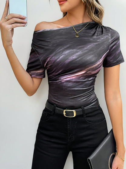 Կանացի էլեգանտ, թայ-դայ ասիմետրիկ դեկոլտեով կարճ թևքով շապիկ՝ մանուշակագույն-վարդագույն-կապույտ պարուրաձև նախշերով, շնչող, ձգվող գործվածքով, լվացքի մեքենայով լվացվող ամառային առօրյա վերնաշապիկով։