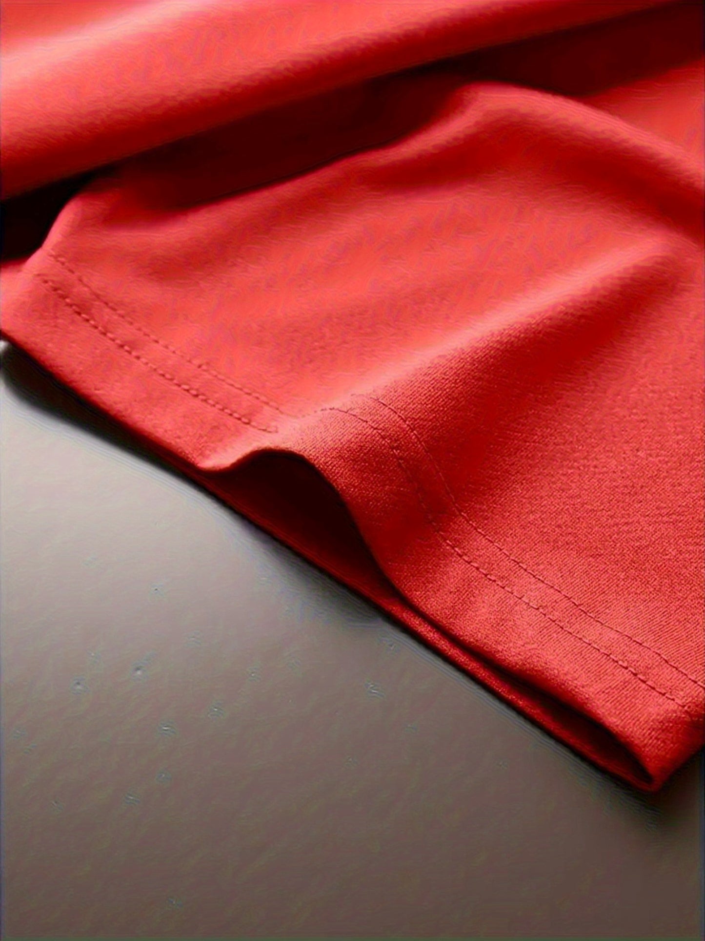 Տղամարդկանց ամառային առօրյա սպորտային երկու մասից բաղկացած հավաքածու՝ LADA տառերով նախշերով շապիկ և սև լարով շորտեր, առօրյա սպորտային հագուստ, սովորական չափս՝ իդեալական ամառային բացօթյա օգտագործման համար։