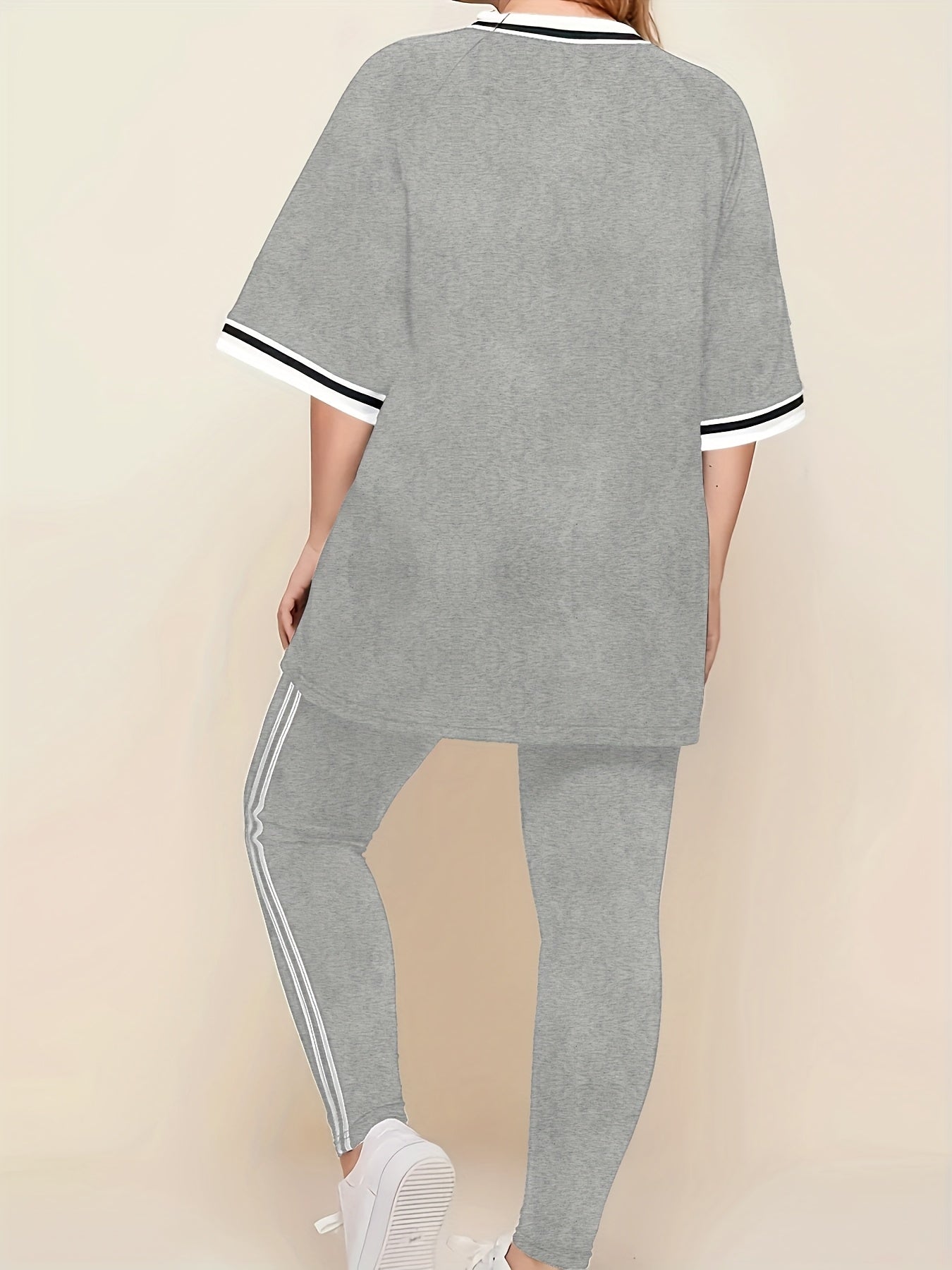 Կանացի մեծ չափսի առօրյա հանգստի հավաքածու - մոխրագույն և սպիտակ գծավոր մեծ չափսի մարզաշապիկ համապատասխան մարզաշապիկով, հարմարավետ բոլոր եղանակների տնային հագուստ, մարզաշապիկներ կանանց համար