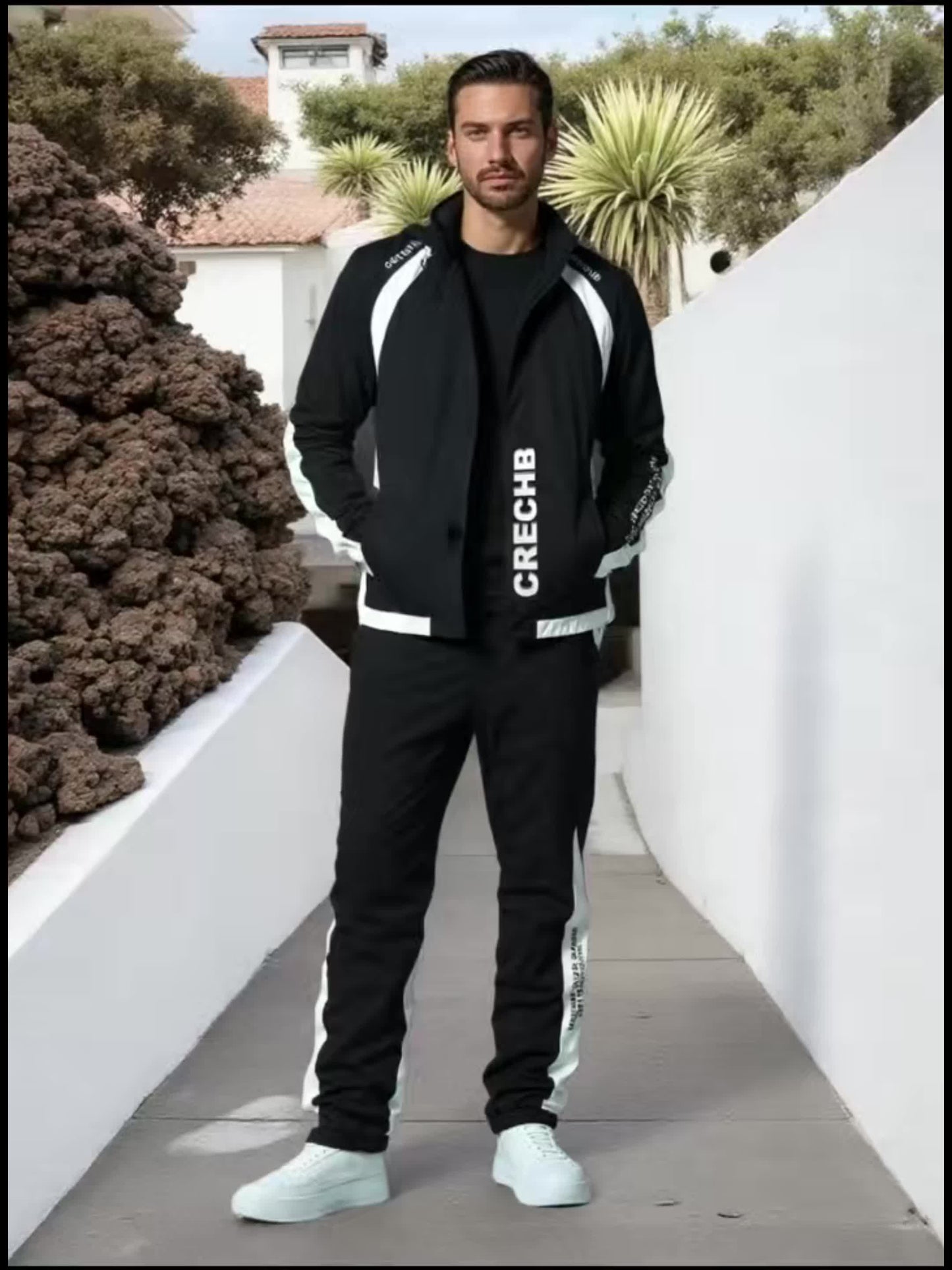 Գարնան և աշնան համար նախատեսված սպորտային հագուստի համալիր, որը ներառում է կանգնած օձիքով և սև ու սպիտակ գծավոր երկար տաբատով ճարմանդով բաճկոն, ոճային հանդերձանք, որը հիանալի նվեր է, քրտինքից պաշտպանված, միայն ձեռքով լվանալ, մարզումների համար աքսեսուար: