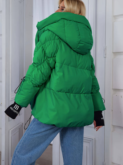 Կանացի ոճային բեժ գույնի փքված բաճկոն՝ առօրյա տաք ձմեռային վերարկու՝ սև եզրագծով, երկար թևքերով և կայծակաճարմանդով գլխարկով, պոլիեսթերային գործվածք՝ բացօթյա հարմարավետության համար։