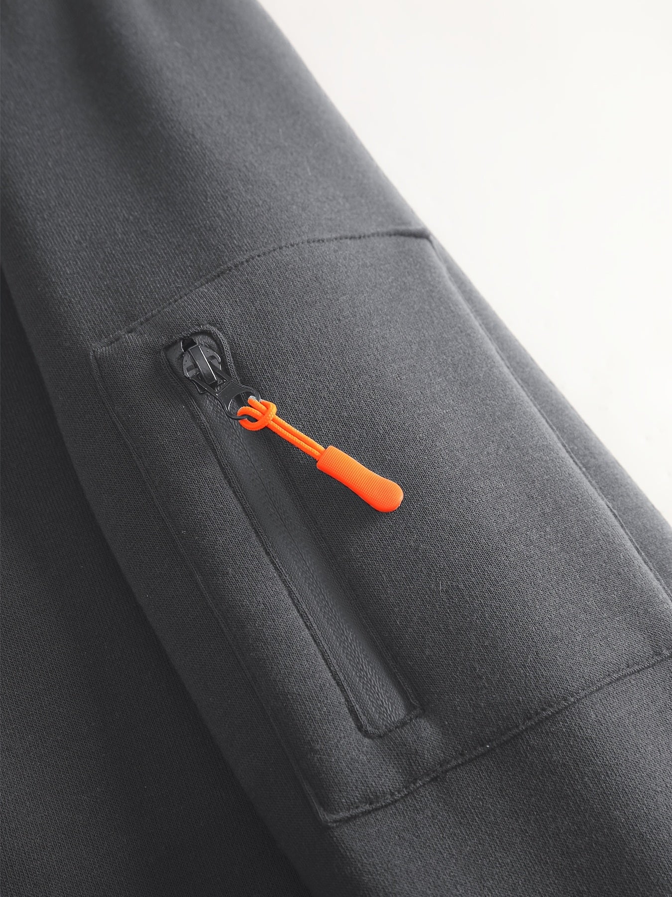 2 հատ տղամարդու միագույն երկարաթև սվիտեր և մարզաշապիկ գլխարկով, հարմար է գարնանային, աշնանային և ձմեռային սպորտաձևերի համար։