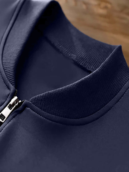 Տղամարդու նորաձև երկկտոր բաճկոնի և սպորտային տաբատի հավաքածու՝ մուգ կապույտ գույնի, ոճային նախշերով, առօրյա երիտասարդական սպորտային հագուստ, կայծակաճարմանդ դետալով, երկար թևքերով, նեղ չափսերով, աշուն/ձմեռ հավաքածու