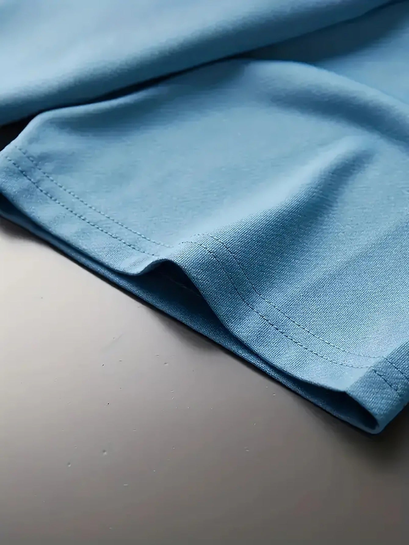 Տղամարդկանց ամառային առօրյա սպորտային երկու մասից բաղկացած հավաքածու՝ LADA տառերով նախշերով շապիկ և սև լարով շորտեր, առօրյա սպորտային հագուստ, սովորական չափս՝ իդեալական ամառային բացօթյա օգտագործման համար։