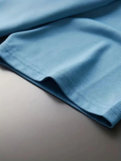 Տղամարդկանց ամառային առօրյա սպորտային երկու մասից բաղկացած հավաքածու՝ LADA տառերով նախշերով շապիկ և սև լարով շորտեր, առօրյա սպորտային հագուստ, սովորական չափս՝ իդեալական ամառային բացօթյա օգտագործման համար։