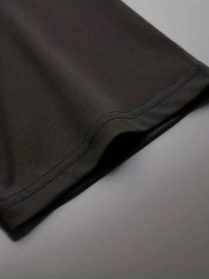 Տղամարդկանց ամառային առօրյա սպորտային երկու մասից բաղկացած հավաքածու՝ LADA տառերով նախշերով շապիկ և սև լարով շորտեր, առօրյա սպորտային հագուստ, սովորական չափս՝ իդեալական ամառային բացօթյա օգտագործման համար։