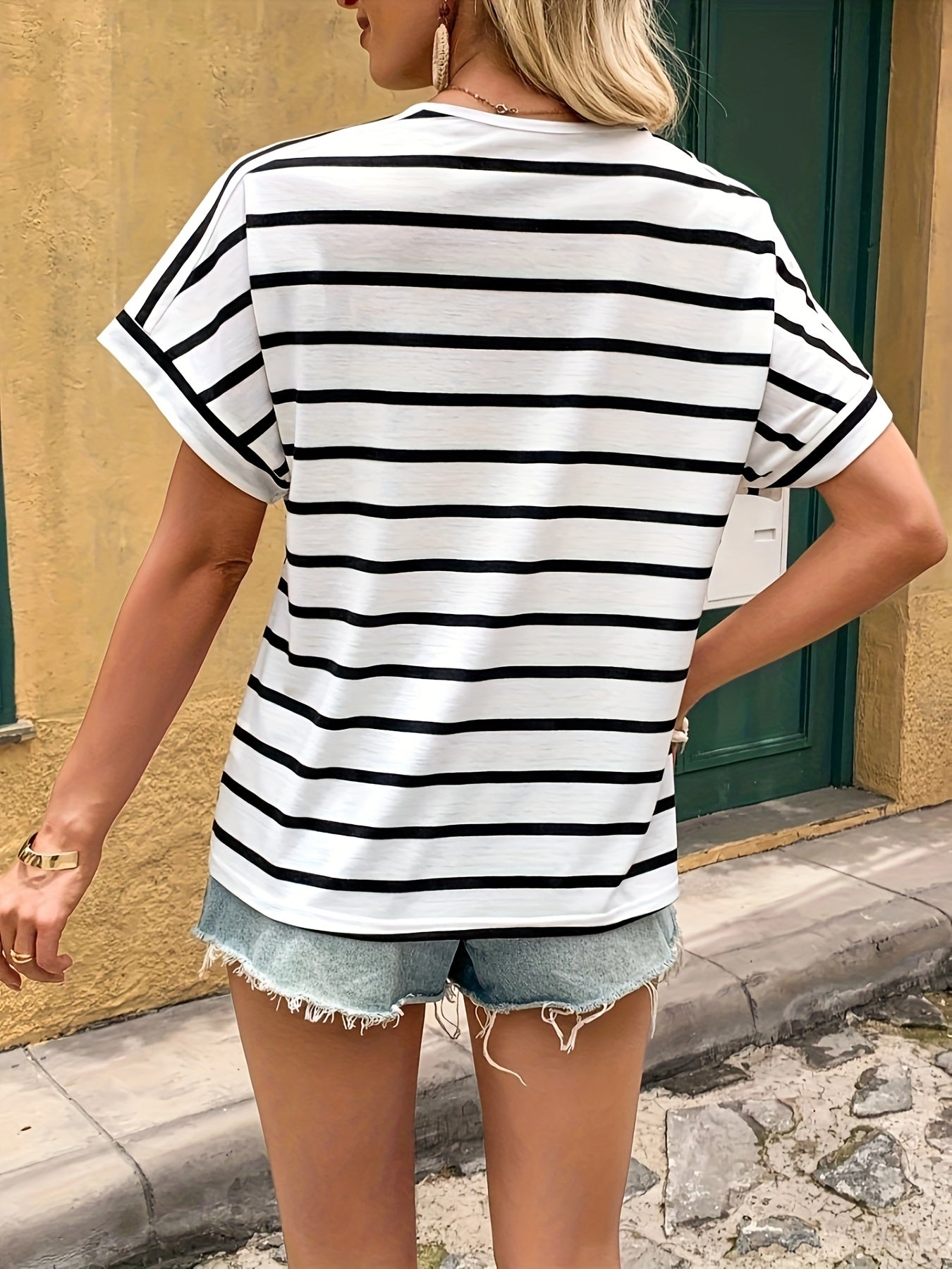 Կանացի առօրյա գծավոր մարզաշապիկ - կարճ թևքերով, կլոր վզով, թեթև և ձգվող գործվածքով, իդեալական է գարուն/ամառ/աշուն, ամենօրյա մարզաշապիկ | Հորիզոնական շերտերով վերնաշապիկ | Հարմարավետ չափս, կանացի մարզաշապիկներ