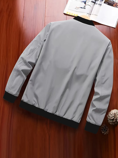 Տղամարդու նորաձև սև սպորտային առօրյա բաճկոն՝ թեթև բոմբեր՝ կայծակաճարմանդ գրպաններով, առջևի կայծակաճարմանդով և երիզավոր թևքերով։ Հիանալի է բացօթյա գործունեության, վազքի և առօրյա հագուստի համար։