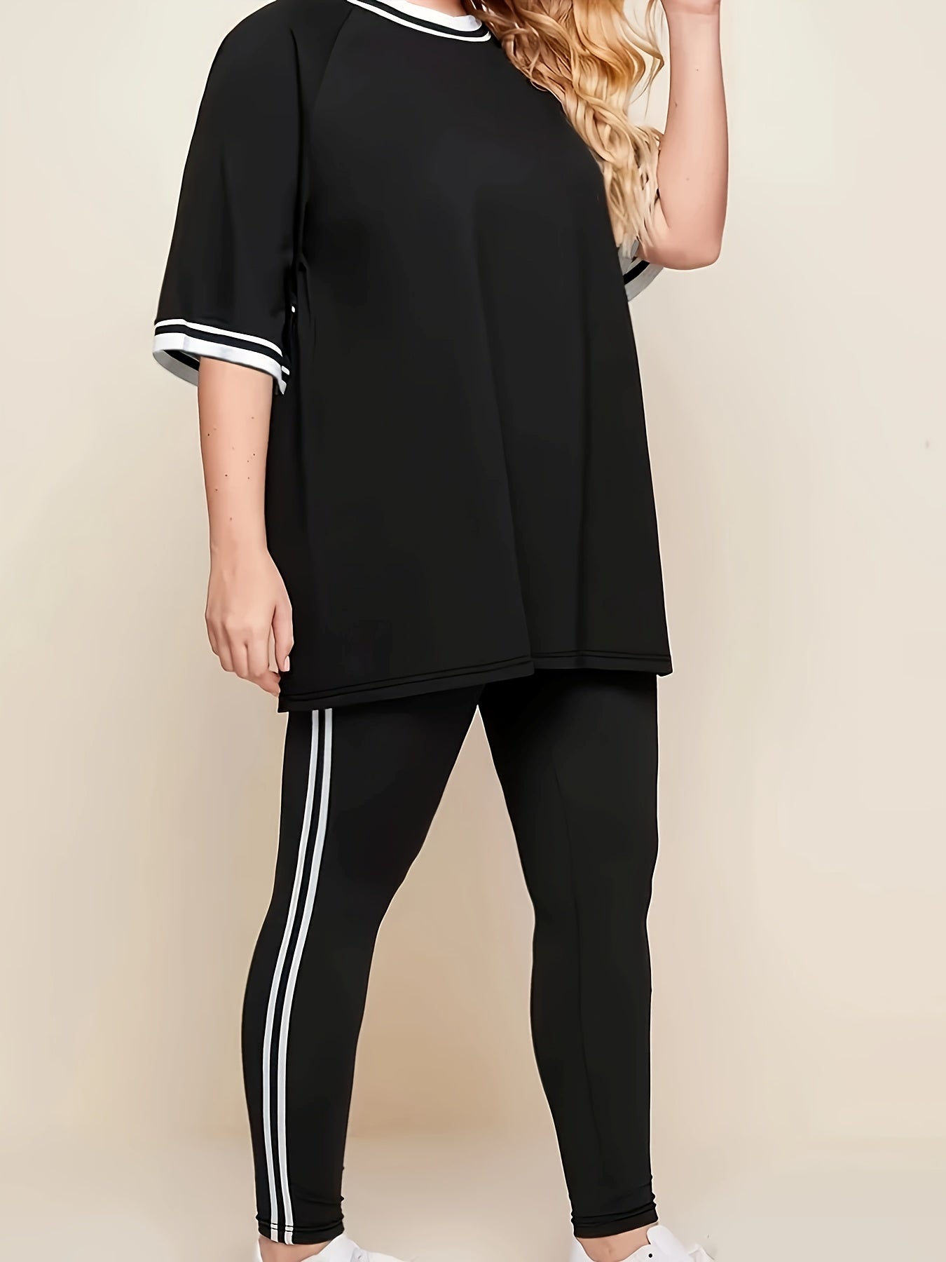 Կանացի մեծ չափսի առօրյա հանգստի հավաքածու - մոխրագույն և սպիտակ գծավոր մեծ չափսի մարզաշապիկ համապատասխան մարզաշապիկով, հարմարավետ բոլոր եղանակների տնային հագուստ, մարզաշապիկներ կանանց համար