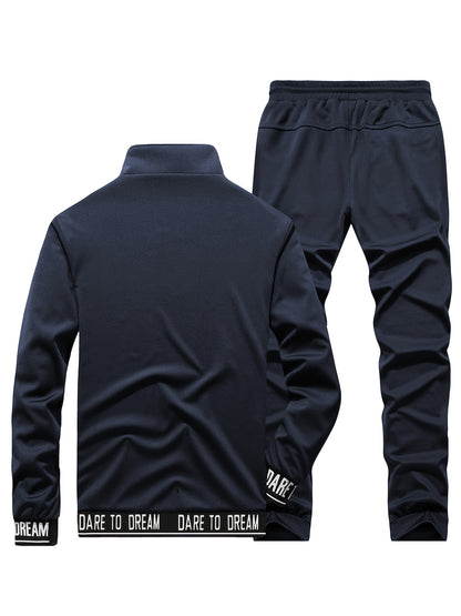 Տղամարդկանց ամենօրյա սպորտային հագուստի հավաքածու - բեժ գույնի ճարմանդով բաճկոն և մարզական տաբատ "DARE TO BE" տպագրությամբ, երկար թևերով, գրպաններով և քաշվող գոտիով, իդեալական է վազքի և հանգստի համար, գարուն/աշուն հավաքածու, գարուն-աշուն հագուստ | Zipup J