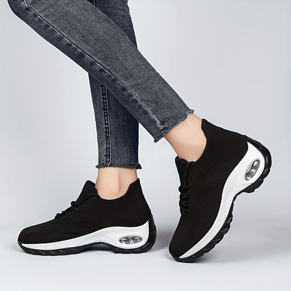 Կանացի շնչող ցանցե սպորտային կոշիկներ՝ հարմարավետ, թեթև վազքի համար նախատեսված կոշիկներ՝ օդային բարձիկով, հարվածակայուն ներբանով, կապիչներով, սև և սպիտակ գույներով։