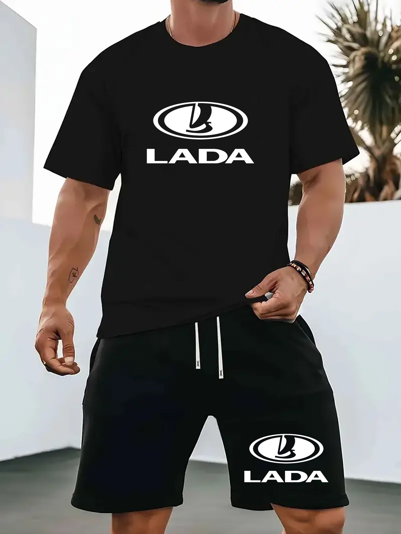 Տղամարդկանց ամառային առօրյա սպորտային երկու մասից բաղկացած հավաքածու՝ LADA տառերով նախշերով շապիկ և սև լարով շորտեր, առօրյա սպորտային հագուստ, սովորական չափս՝ իդեալական ամառային բացօթյա օգտագործման համար։