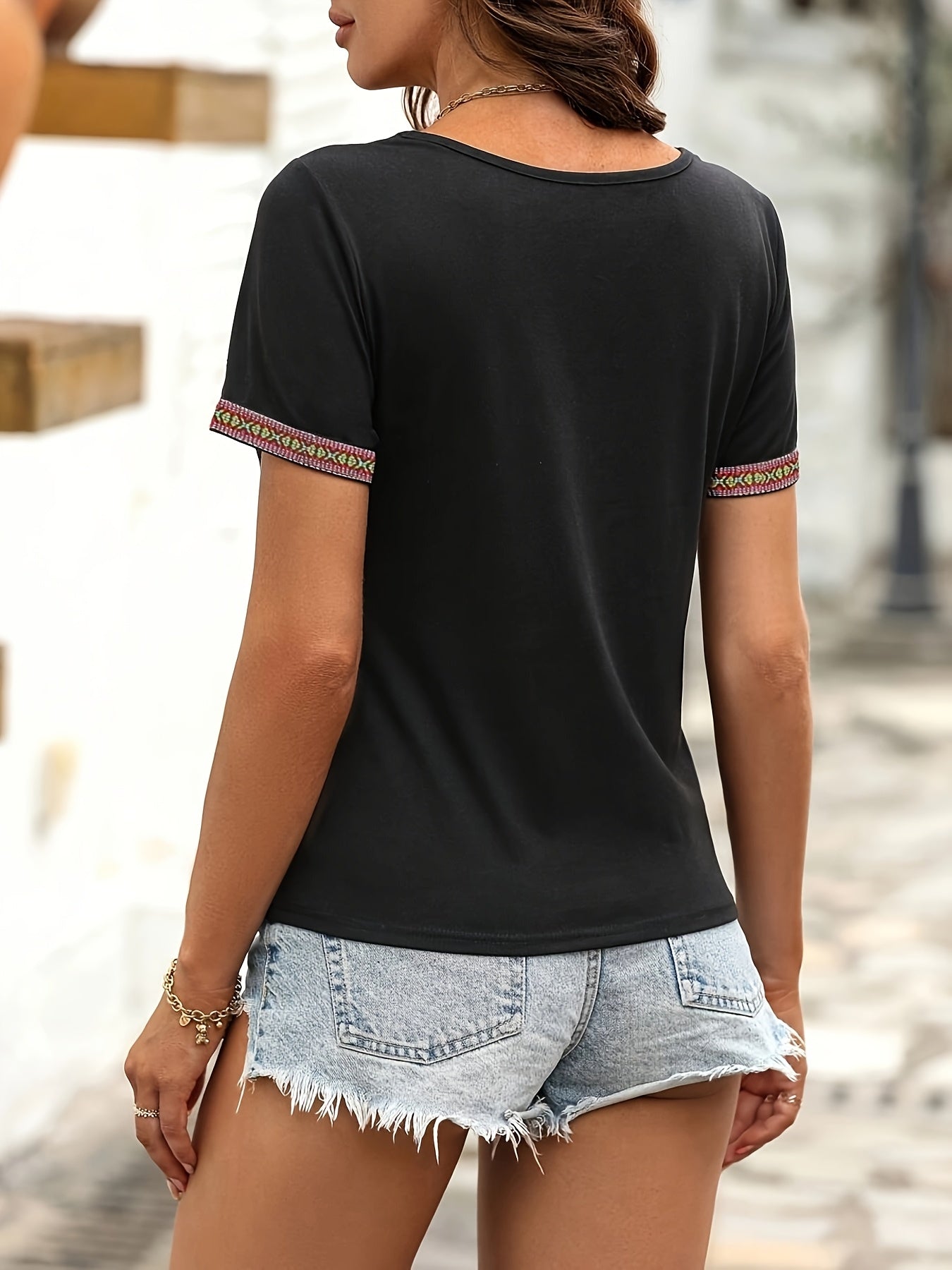 Կանացի էլեգանտ V-ձև օձիքով մարզաշապիկ՝ հակադիր գույների շեշտադրումներով - սև և բազմագույն երկրաչափական նախշերով, կարճ թևքերով գարուն/ամառային վերնաշապիկ, լվացքի մեքենայով լվացվող, ամենօրյա նորաձևություն, անթափանց գործվածք