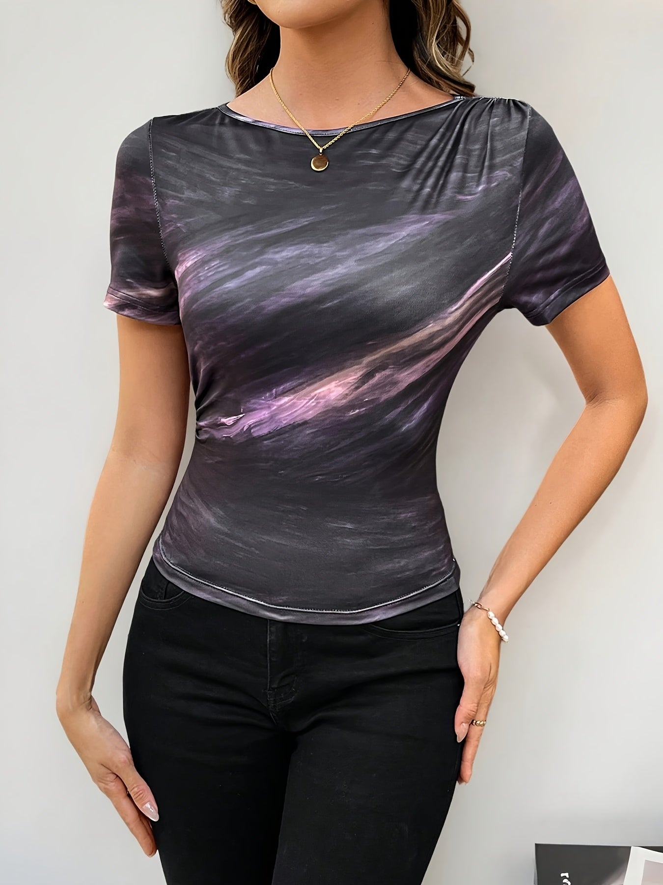 Կանացի էլեգանտ, թայ-դայ ասիմետրիկ դեկոլտեով կարճ թևքով շապիկ՝ մանուշակագույն-վարդագույն-կապույտ պարուրաձև նախշերով, շնչող, ձգվող գործվածքով, լվացքի մեքենայով լվացվող ամառային առօրյա վերնաշապիկով։