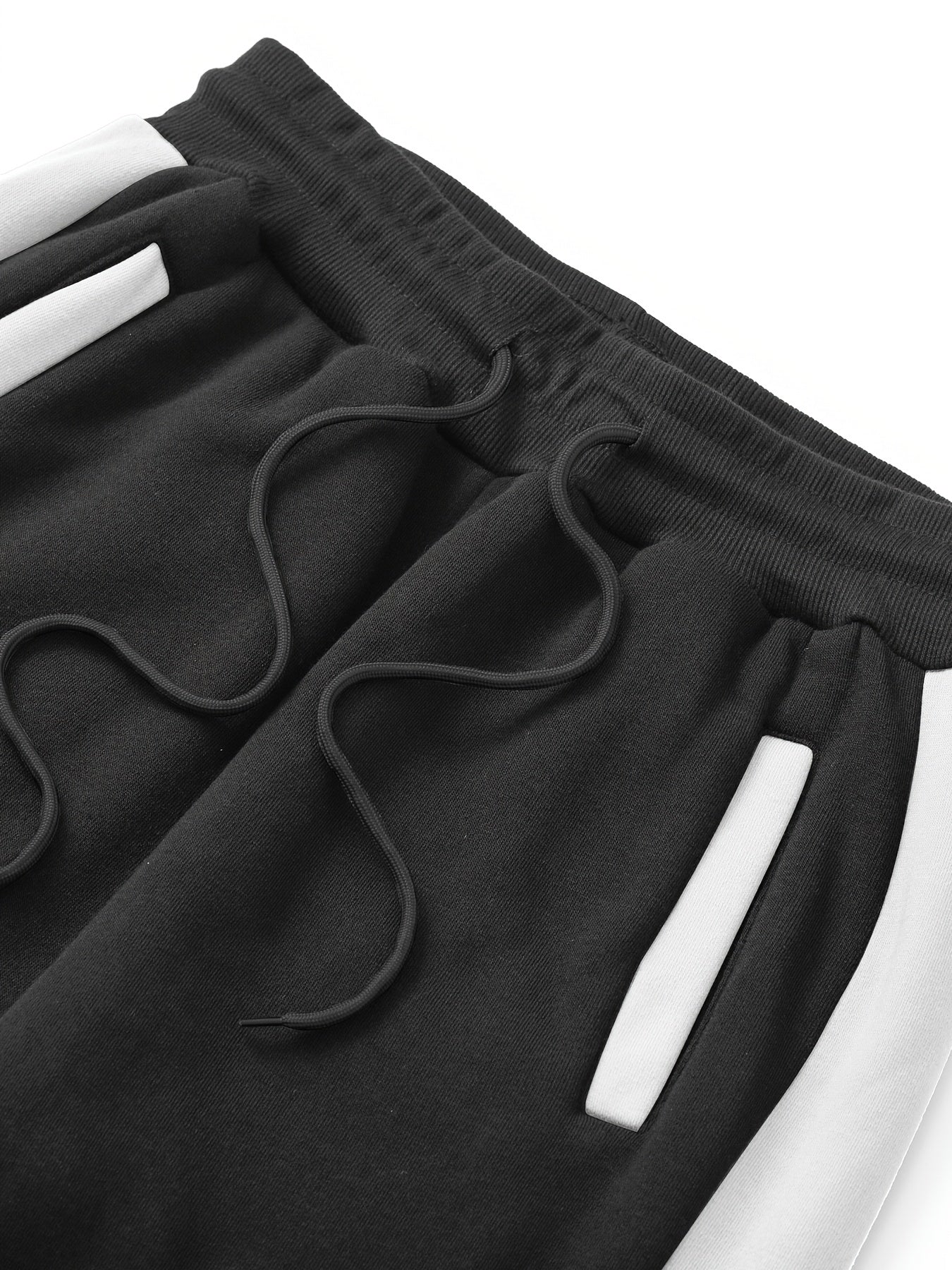 Տղամարդու առօրյա վերնաշապիկի հավաքածու՝ աշնանային և ձմեռային համար, որը ներառում է գլխարկով սվիտեր և սպորտային կարդիգան՝ պատչվորք դիզայնով։