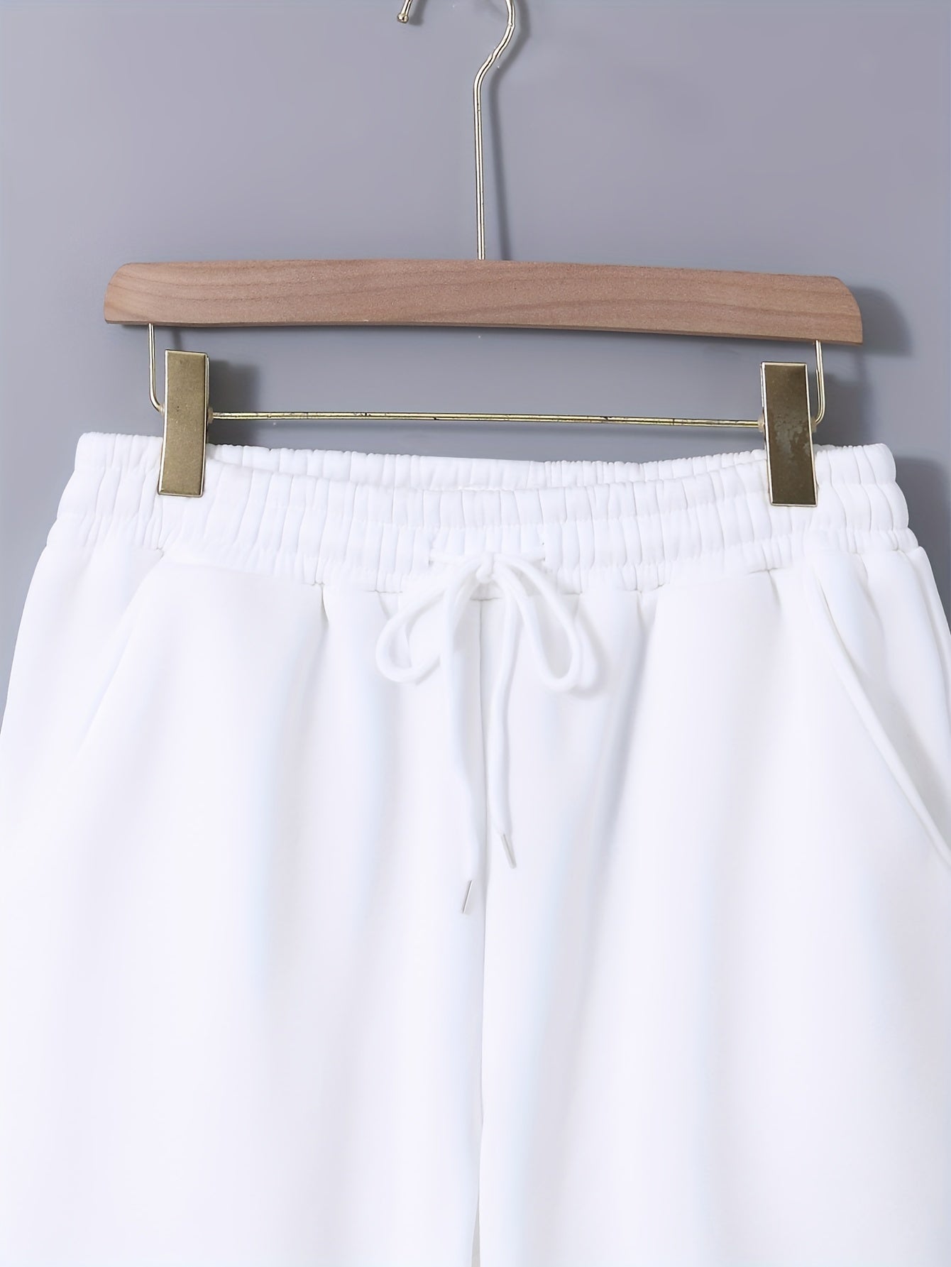 Տղամարդու 1 հավաքածու՝ միագույն պոլիեսթերից պատրաստված առօրյա հագուստ՝ երկար թևքերով, կոճակներով և օձիքով բաճկոնով, գրպաններով և լարով երկար տաբատի հավաքածու՝ աշուն/ձմեռ