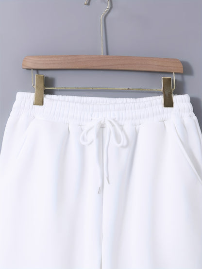 Տղամարդու 1 հավաքածու՝ միագույն պոլիեսթերից պատրաստված առօրյա հագուստ՝ երկար թևքերով, կոճակներով և օձիքով բաճկոնով, գրպաններով և լարով երկար տաբատի հավաքածու՝ աշուն/ձմեռ