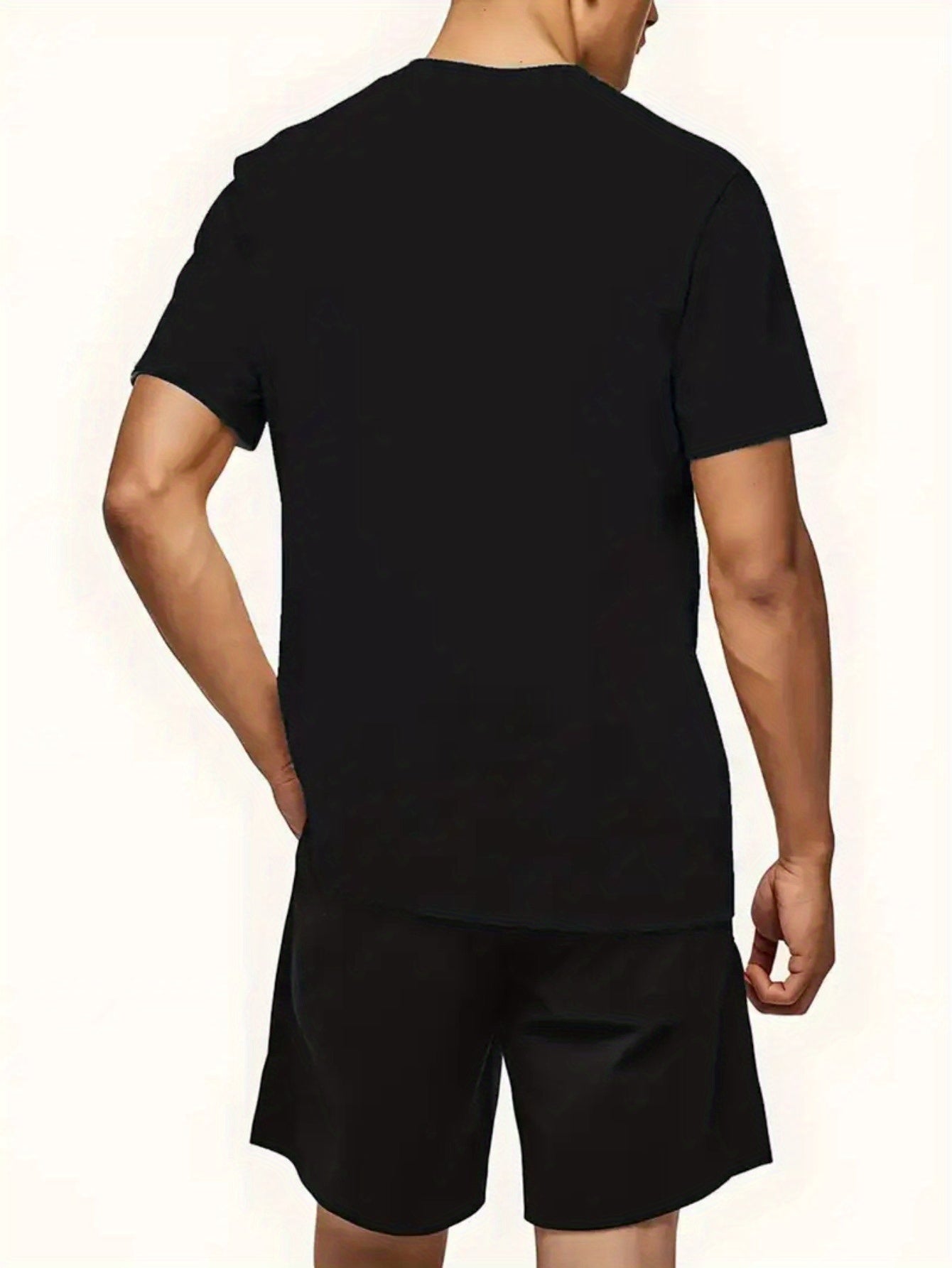 Տղամարդկանց ամառային առօրյա սպորտային երկու մասից բաղկացած հավաքածու՝ LADA տառերով նախշերով շապիկ և սև լարով շորտեր, առօրյա սպորտային հագուստ, սովորական չափս՝ իդեալական ամառային բացօթյա օգտագործման համար։