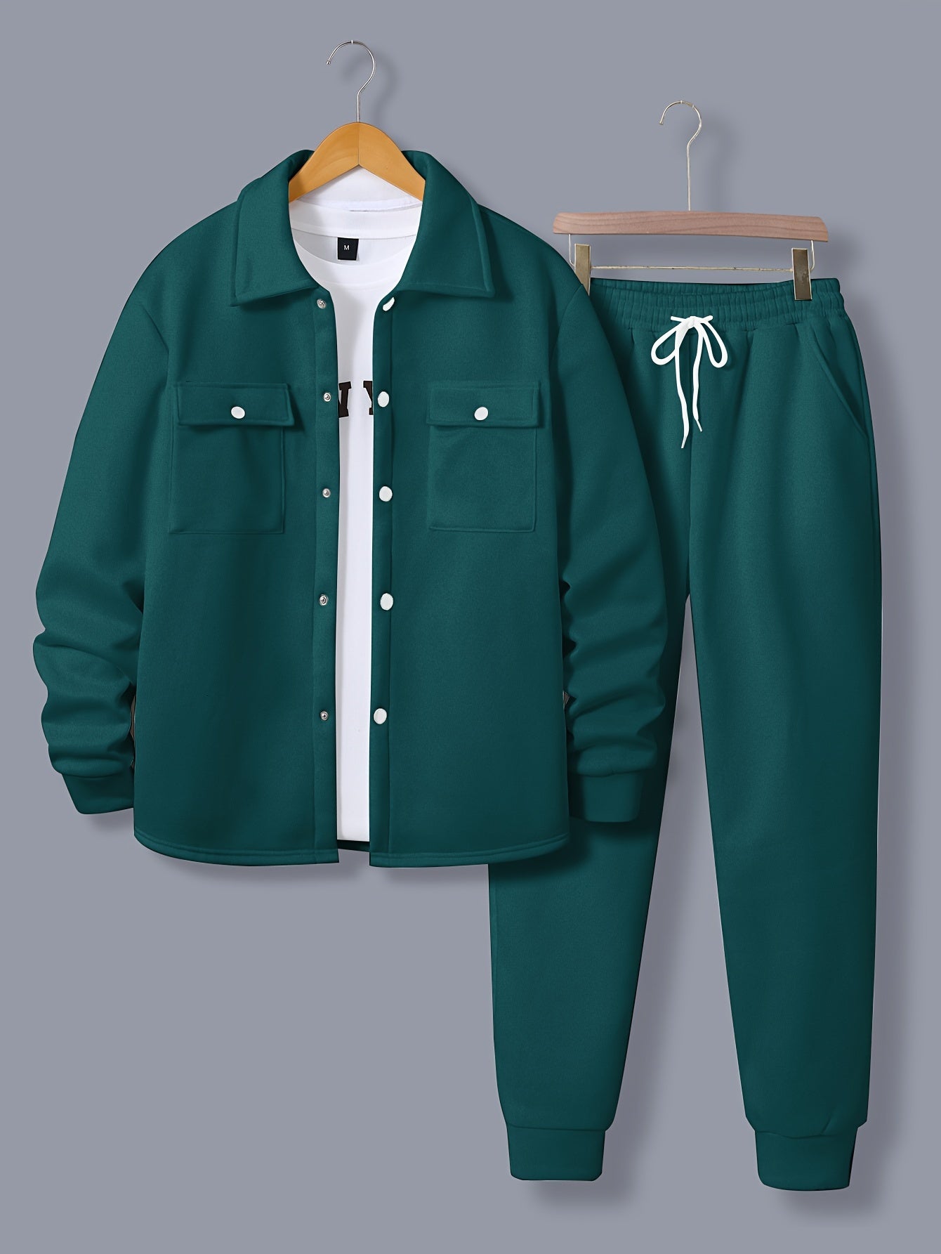 Տղամարդու 1 հավաքածու՝ միագույն պոլիեսթերից պատրաստված առօրյա հագուստ՝ երկար թևքերով, կոճակներով և օձիքով բաճկոնով, գրպաններով և լարով երկար տաբատի հավաքածու՝ աշուն/ձմեռ