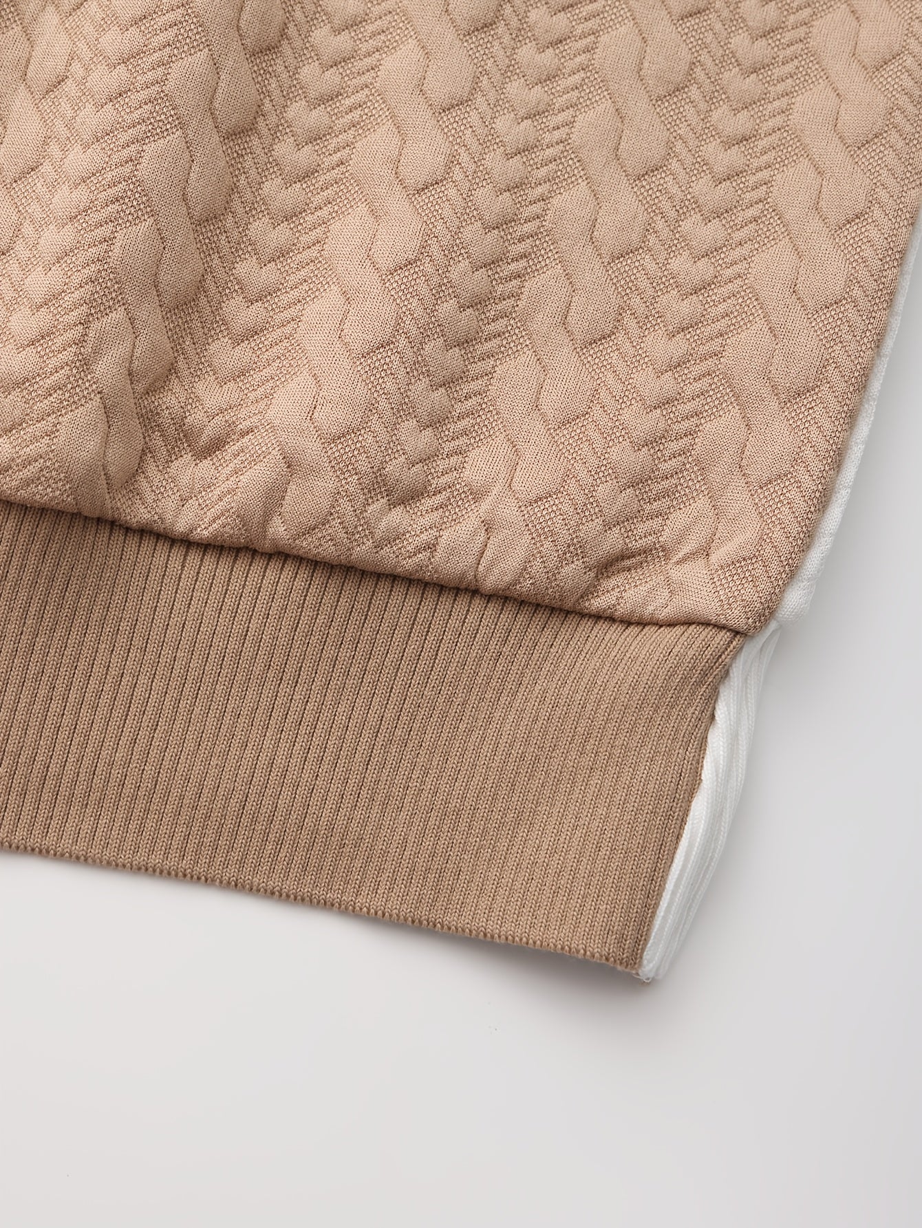 Նոր աշնանային և ձմեռային տղամարդու սվիտեր՝ ժակարդի փոքր սրտիկներով գործվածքից, հարմար է սպորտի, հանգստի, վազքի և ֆիթնես մարզումների համար, ունի երկար թևքեր։