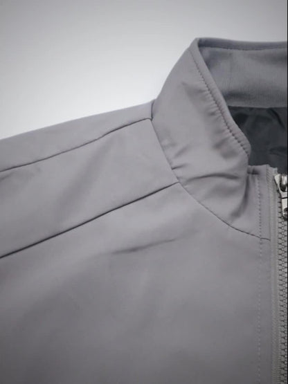 Տղամարդու թեթև բաճկոն՝ նեղ, կայծակաճարմանդով վերարկու՝ կանգնած օձիքով, թեթև վերնազգեստ՝ գարնանային/աշնանային, գրասենյակային, ճանապարհորդական, ամենօրյա՝ կայծակաճարմանդով փակվող, առօրյա բլեյզեր