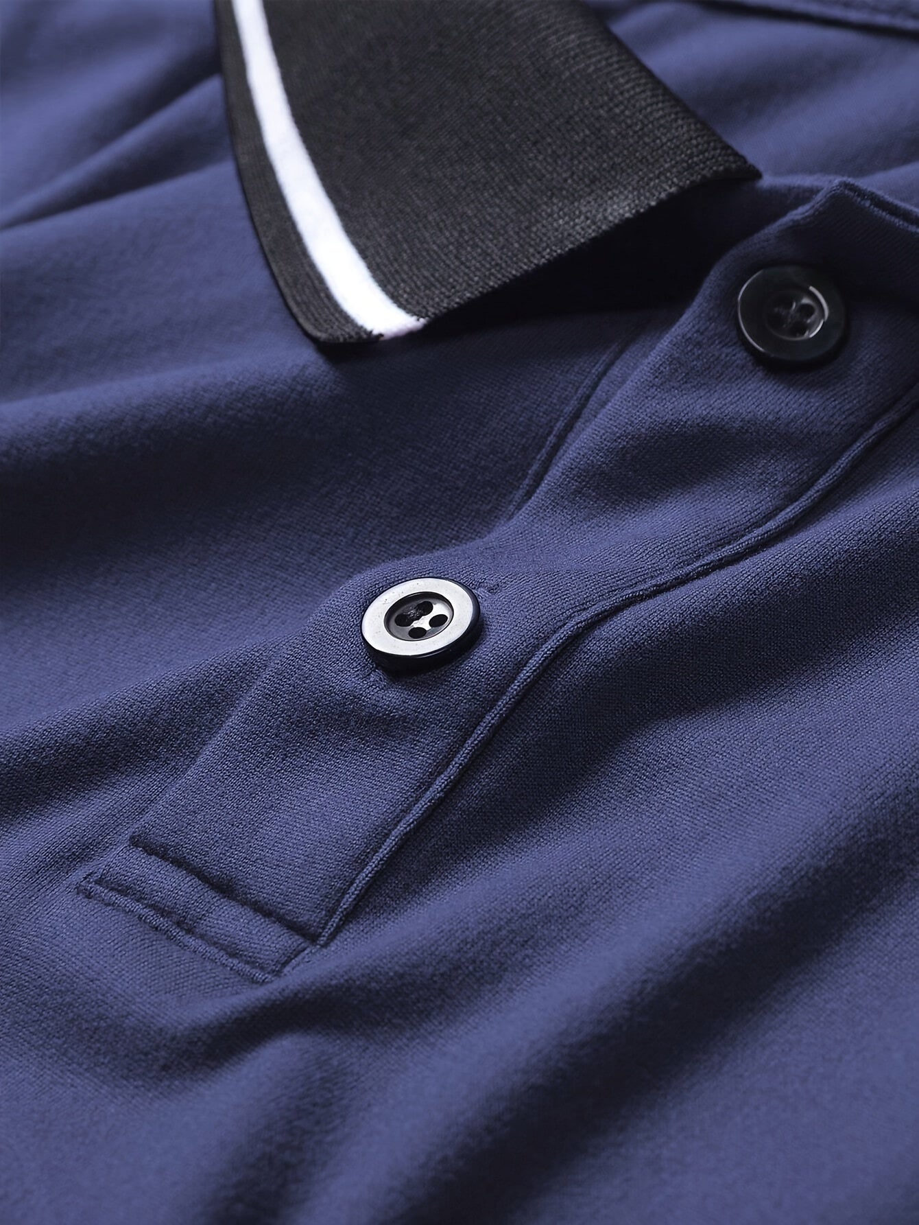 Տղամարդու առօրյա, գունային բլոկներով երկար թևքերով, կոճակներով վերնաշապիկ և լարով վազող տաբատ՝ պոլիեսթերի խառնուրդով, գրպաններով, իդեալական է գարնան/աշնան համար