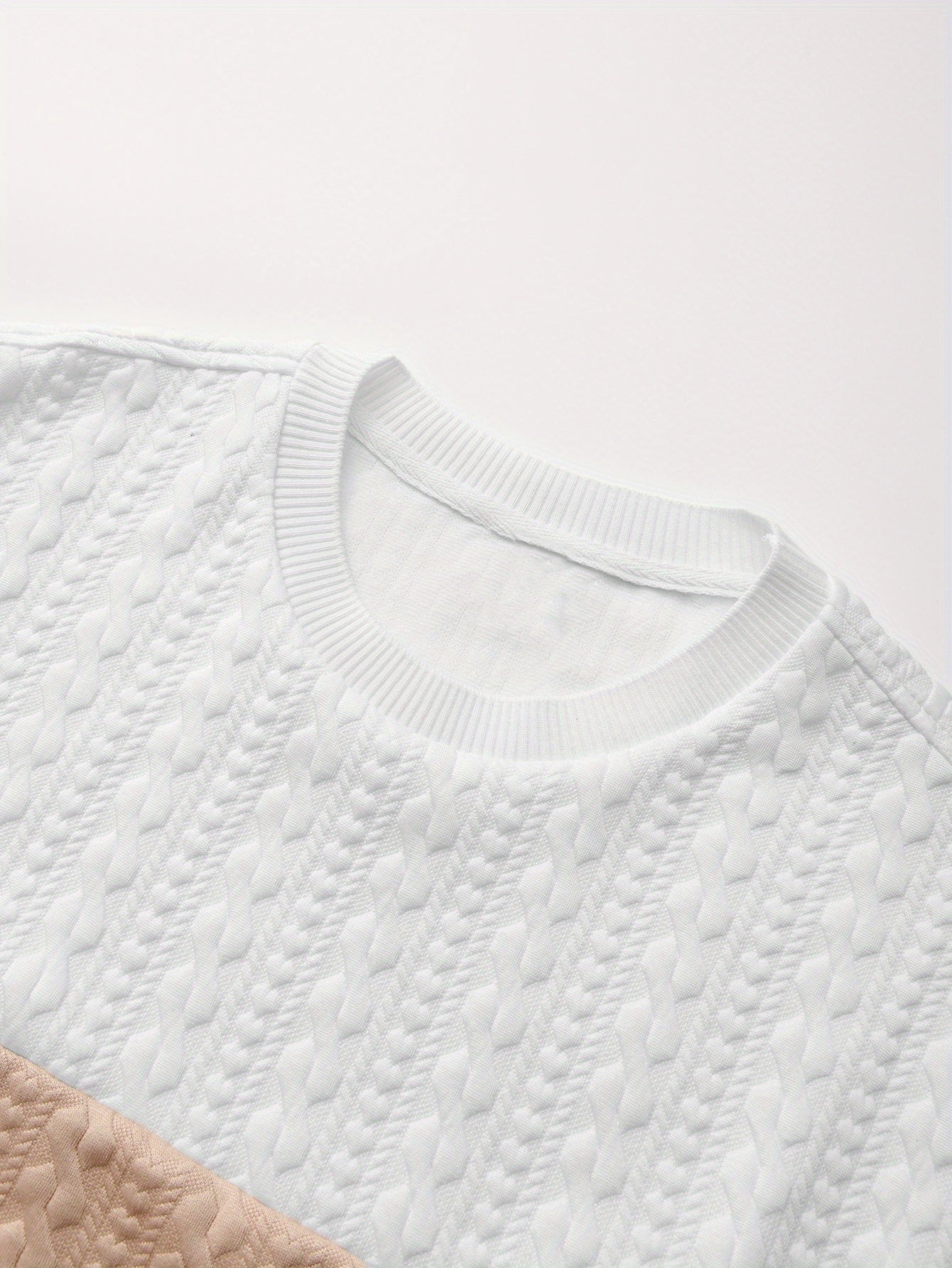 Նոր աշնանային և ձմեռային տղամարդու սվիտեր՝ ժակարդի փոքր սրտիկներով գործվածքից, հարմար է սպորտի, հանգստի, վազքի և ֆիթնես մարզումների համար, ունի երկար թևքեր։