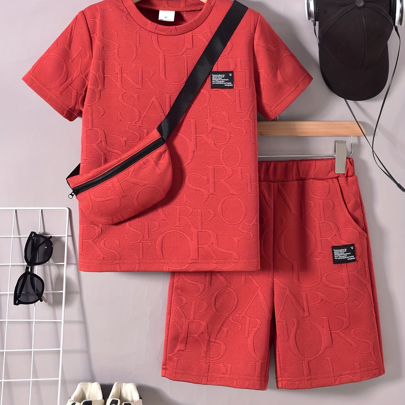 Տղաների համար նախատեսված ոճային սպիտակ կարճ թևքով մարզաշապիկ + առօրյա շորտեր + նորաձև կրծկալով պայուսակի հավաքածու, իդեալական է բացօթյա օգտագործման համար