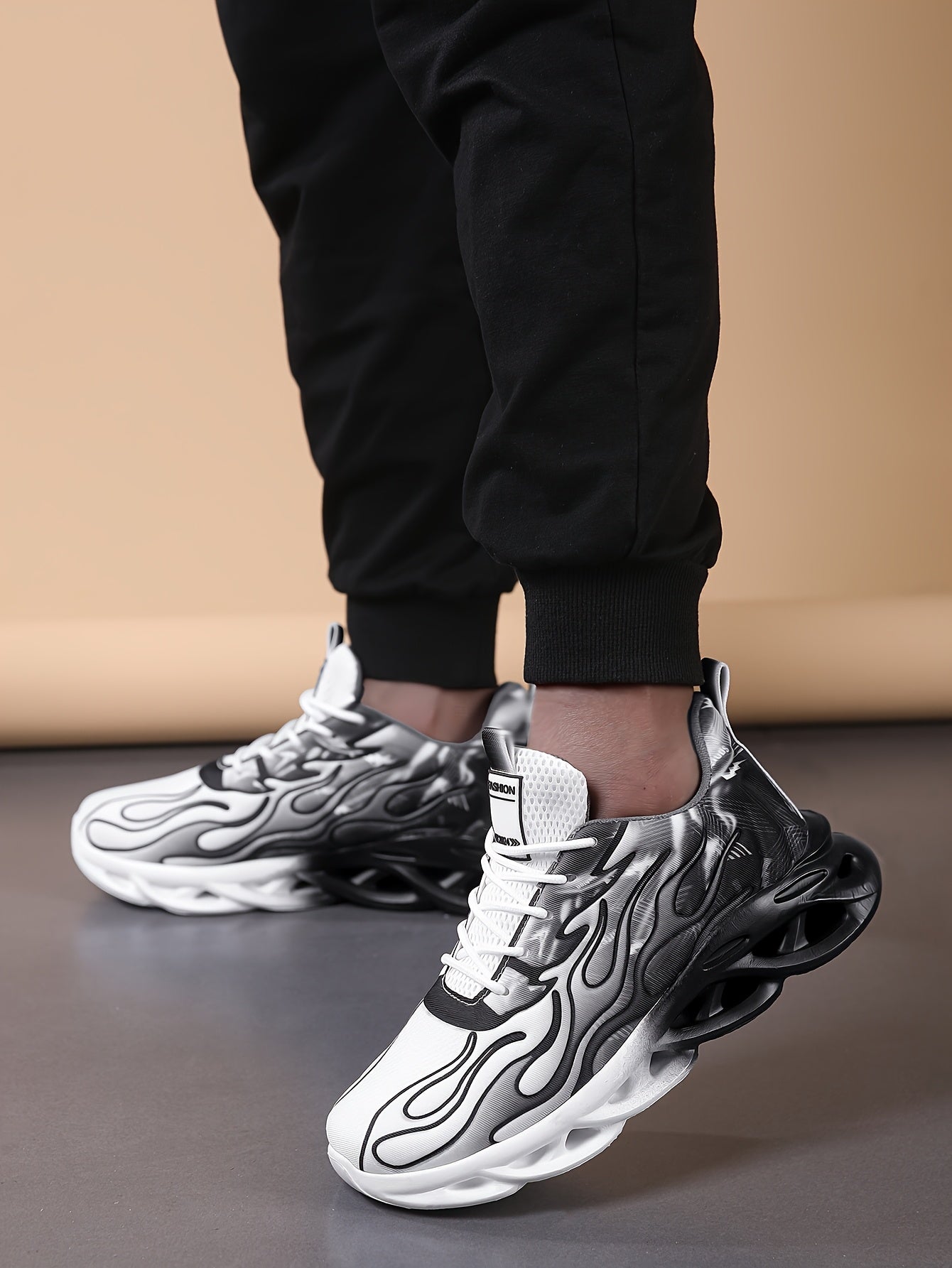 Նորաձև սև-սպիտակ գրադիենտային սպորտային կոշիկներ՝ շնչող ցանցով, հաստ ներբանով՝ հասակը մեծացնելու համար, նորաձև սպորտային, առօրյա վազքի կոշիկներ՝ բոցավառ դիզայնով, իդեալական ուսանողների համար՝ առօրյա հագուստով, բարձրակրունկ սպորտային կոշիկներ