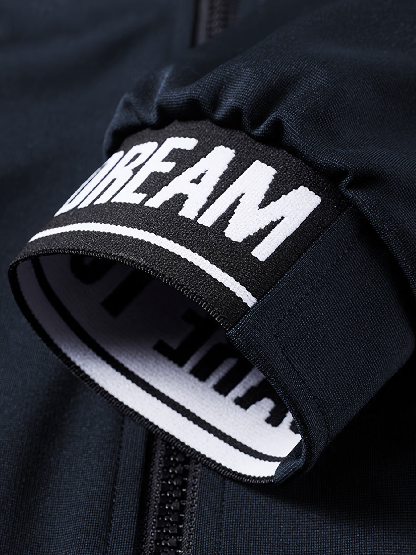 Տղամարդկանց ամենօրյա սպորտային հագուստի հավաքածու - բեժ գույնի ճարմանդով բաճկոն և մարզական տաբատ "DARE TO BE" տպագրությամբ, երկար թևերով, գրպաններով և քաշվող գոտիով, իդեալական է վազքի և հանգստի համար, գարուն/աշուն հավաքածու, գարուն-աշուն հագուստ | Zipup J