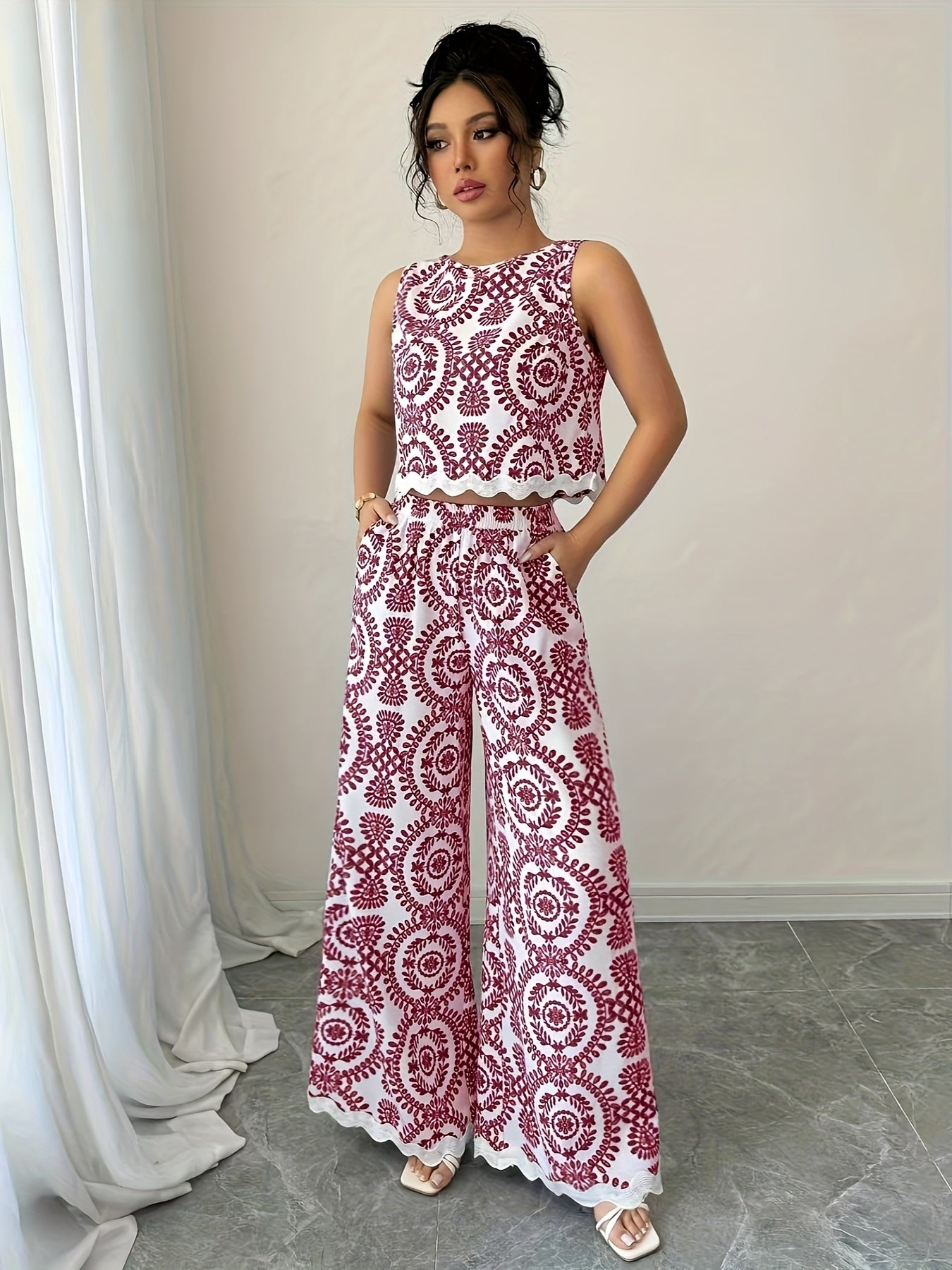 2 հատ կանացի բուսական նախշերով կլոր վզնոցով անթև վերնաշապիկի և տաբատի հավաքածու