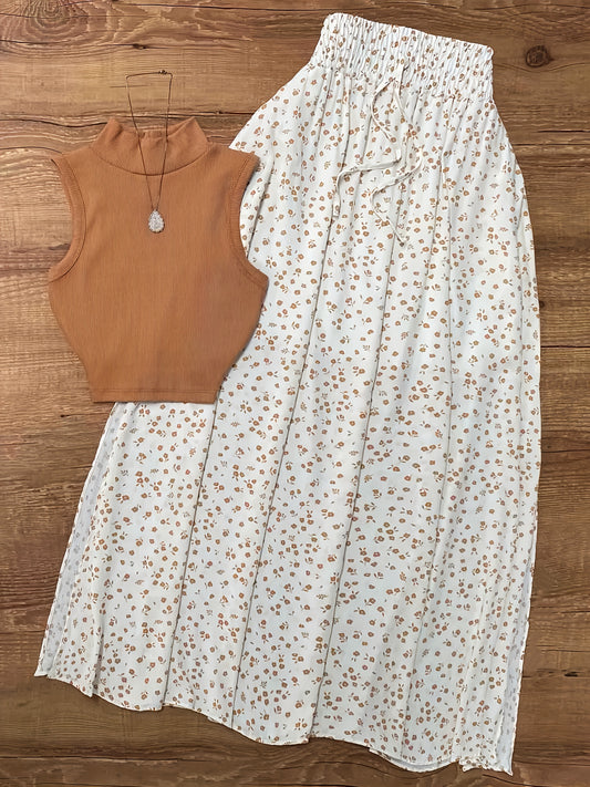 Ամառային կանացի ամենօրյա արձակուրդային հավաքածու՝ փոքրիկ ծաղկային նախշերով կիսաշրջազգեստով և անթև վերնաշապիկով