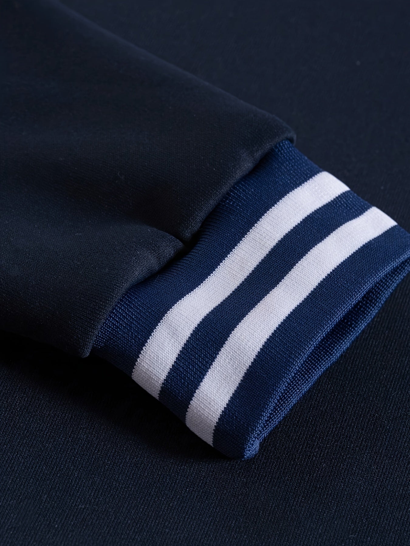 Տղամարդու տառերով վերնաշապիկով սպորտային տաբատների հավաքածու՝ 2 հատ