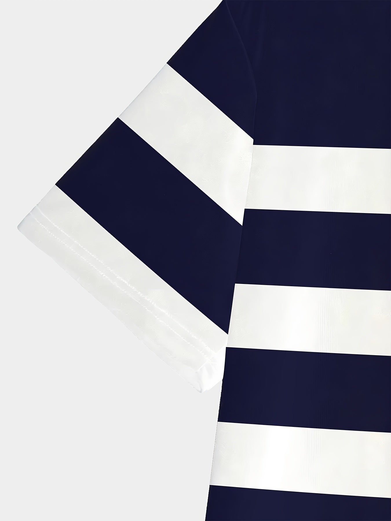 Տղամարդու կարճ թևքով, գծավոր, մուգ կապույտ, սպիտակ, ուղղահայաց շերտերով շապիկ՝ կլոր վզով, սովորական չափսերով, թեթև պոլիեսթերային գործվածքով, իդեալական է առօրյա հագուստի համար, դասական, գծավոր, թեթև շապիկ։