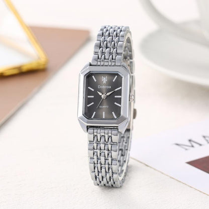 Նորաձև դասական հինգ շրջանակով ապարանջանով ժամացույց՝ քառակուսի նորաձև ժամացույց, որը պարտադիր է կանանց համար