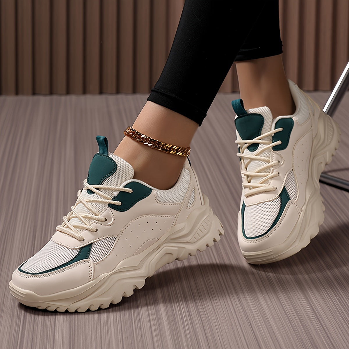 Կանացի թեթև, հաստ սպորտային կոշիկներ՝ բազմակողմանի կորեական ոճի հայրիկի կոշիկներ՝ հաստ ներբանով, շնչող ցանցկեն վերին մասով, առօրյա, կապիչով սպորտային կոշիկներ՝ սպիտակ, կանաչ/սպիտակ և սև/վարդագույն գույներով։