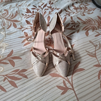 Կանացի էլեգանտ բեժ, սրածայր քթով բարձրակրունկ կոշիկներ՝ հարմարավետ, ոսկեգույն ժապավեններով հարսանեկան և երեկույթային կոշիկներով, շնչող գործվածքից վերնամասով և փափուկ պոլիուրեթանային աստառով՝ գարուն/ամառ, հարսանեկան կոշիկներ, պաշտոնական կոշիկներ,