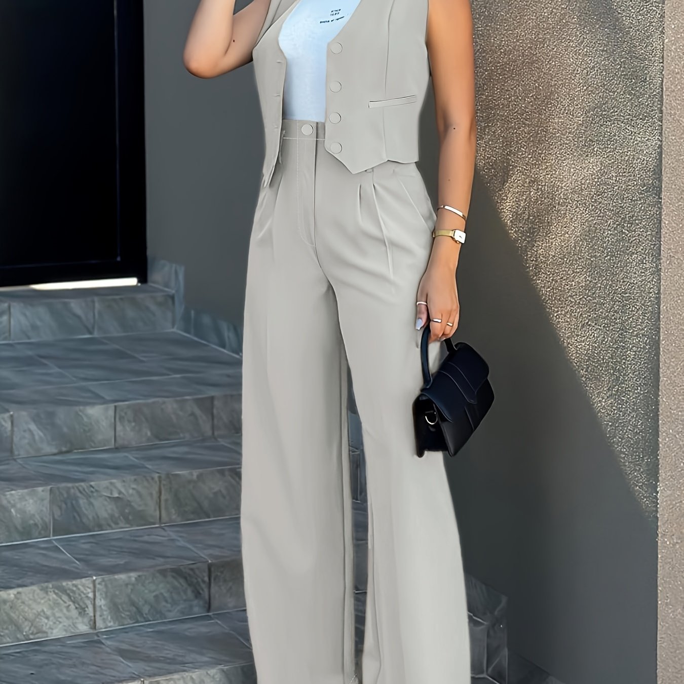 Միագույն ոճային տաբատներ, կոճակներով առջևի կեղծ գրպաններով անթև բաճկոն և բարձր իրանով ծալքավոր տաբատներ, կանացի հագուստ